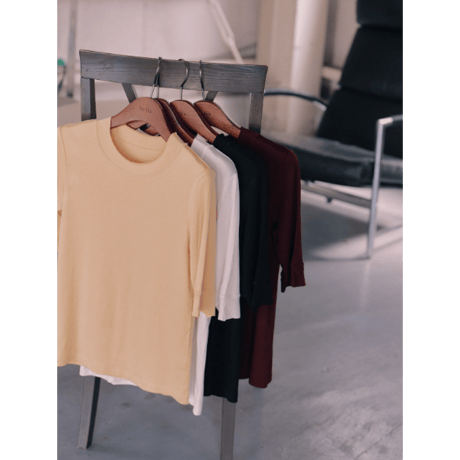 【Hella】overlock neck tee　※納期5月下旬～6月下旬