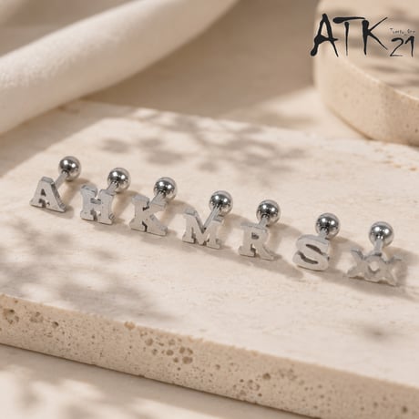 ATK21 イニシャル アルファベット ボディピアス 16G シャフト6mm ストレートバーベル シルバー 選べる7デザイン 片耳用（1個売り） ユニセックス