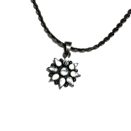 【USED】Vintage Silver 925 Native American–Style White Buffalo Cluster Pendant Necklace