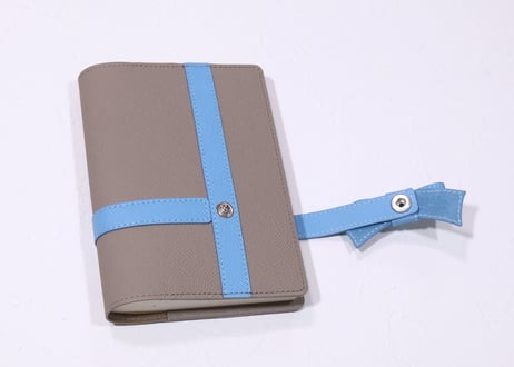 [Ribbon リボン] 毎日、自分へのプレゼント 手帳カバー［A6(ほぼ日手帳)サイズ］ グレージュ/ブルー T901
