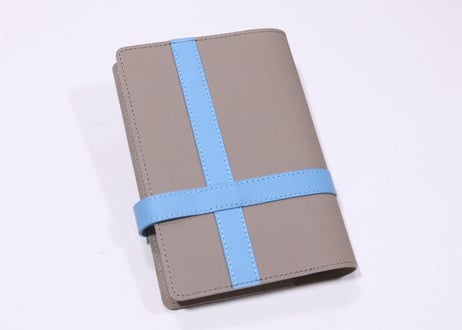 [Ribbon リボン] 毎日、自分へのプレゼント 手帳カバー［A6(ほぼ日手帳)サイズ］ グレージュ/ブルー T901