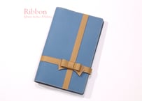 [Ribbon リボン] 毎日、自分へのプレゼント 手帳カバー［ジブン手帳 スタンダード,A5スリムサイズ］ くすみブルー/ライトブラウン T900