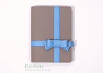[Ribbon リボン] 毎日、自分へのプレゼント 手帳カバー［A6(ほぼ日手帳)サイズ］ グレージュ/ブルー T901