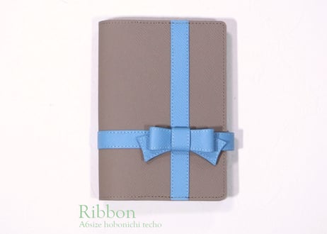 [Ribbon リボン] 毎日、自分へのプレゼント 手帳カバー［A6(ほぼ日手帳)サイズ］ グレージュ/ブルー T901