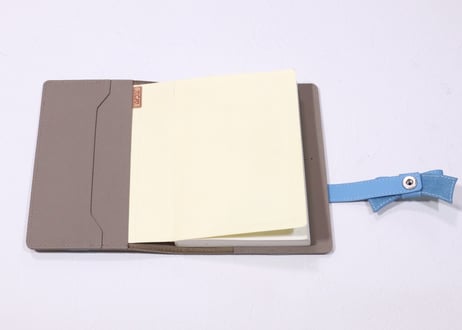 [Ribbon リボン] 毎日、自分へのプレゼント 手帳カバー［A6(ほぼ日手帳)サイズ］ グレージュ/ブルー T901