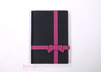 [Ribbon リボン] 毎日、自分へのプレゼント 手帳カバー［A5/ほぼ日手帳カズン サイズ］ ブラック/フューシャピンク T899