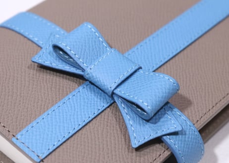 [Ribbon リボン] 毎日、自分へのプレゼント 手帳カバー［A6(ほぼ日手帳)サイズ］ グレージュ/ブルー T901