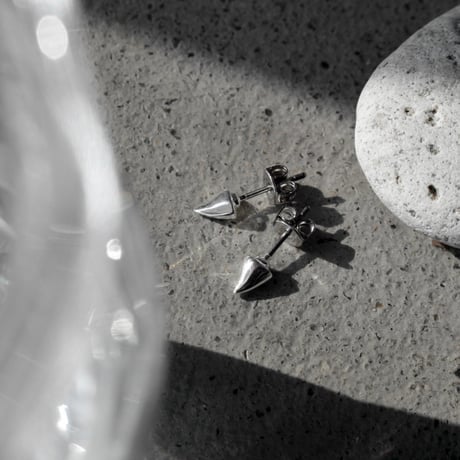 Raw edge spike pierce