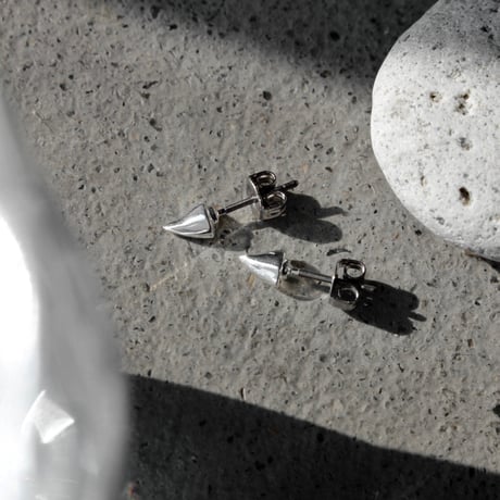 Raw edge spike pierce