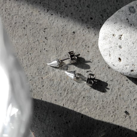 Raw edge spike pierce