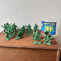 【当時モノ/ 稀少種】1999年 4Kidz社製 ピクサー TOY STORY 2 "アーミーメン" フィギュア バケツ入り 24体完品［アメトイ / ツクダ正規国内流通版］