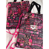 売り切れた場合＜＜ご予約＞＞【香港☆G.O.D.×Arena】「彌敦道」招牌看板  2WAY BAG /  Pink Glow Drawstring Bag   #R6072927R