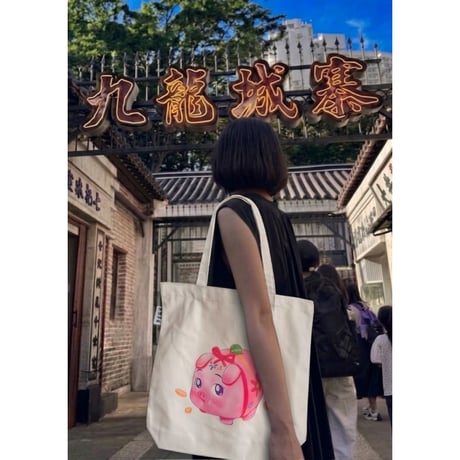 おススメします【香港☆美樂士多】大き目のトートバッグ / ぶたさん貯金箱🐽黑色とオフ白の２色展開 #6093040N