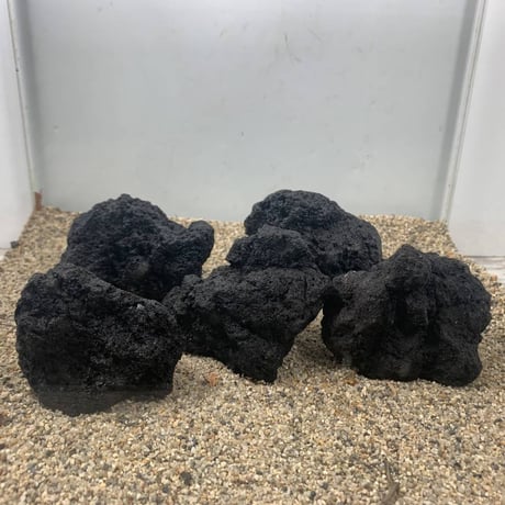 ブラック溶岩石　Ｓサイズ（５cm〜１０cm)　 5個セット