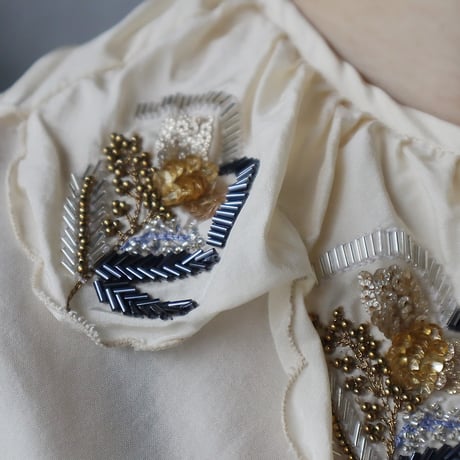 TOWAVASE Volant bijou blouse (ivory)