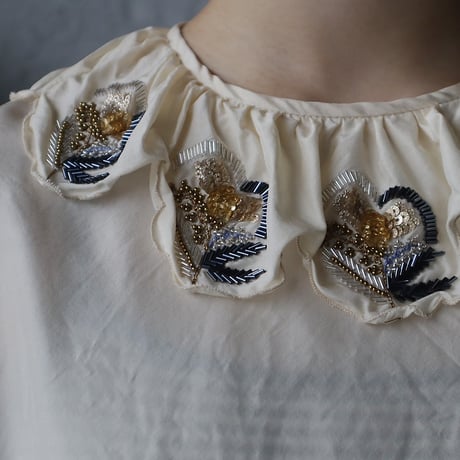 TOWAVASE Volant bijou blouse (ivory)