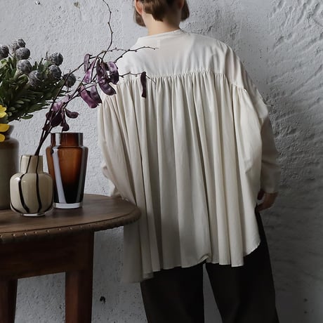 .less back gather blouse (biege)