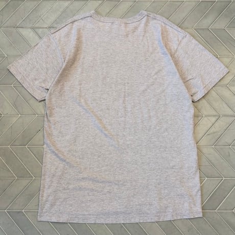 TOMMY JEANS 立体ロゴTシャツ