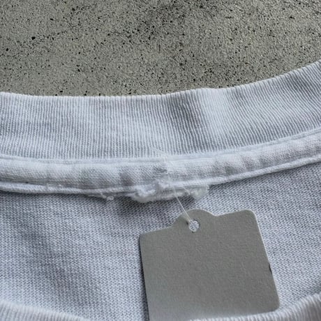 NEWPORT RI スケーターグラフィックTシャツ