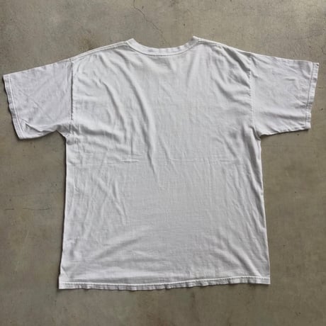 NEWPORT RI スケーターグラフィックTシャツ