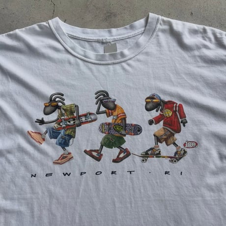 NEWPORT RI スケーターグラフィックTシャツ