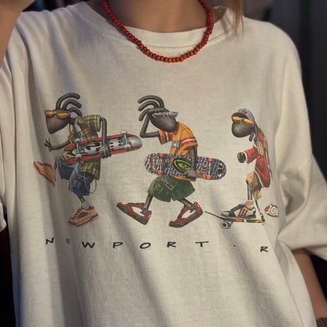NEWPORT RI スケーターグラフィックTシャツ