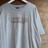TOMMY JEANS 立体ロゴTシャツ