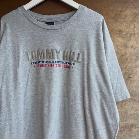 TOMMY JEANS 立体ロゴTシャツ