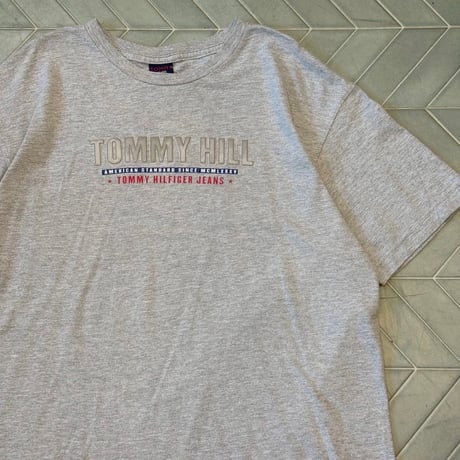 TOMMY JEANS 立体ロゴTシャツ