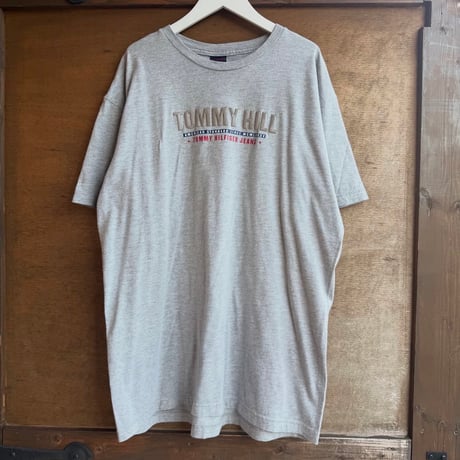 TOMMY JEANS 立体ロゴTシャツ