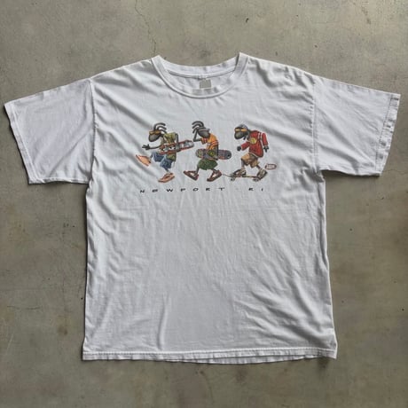 NEWPORT RI スケーターグラフィックTシャツ