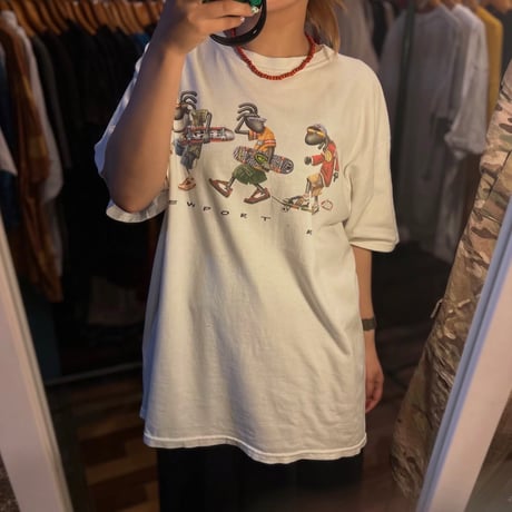NEWPORT RI スケーターグラフィックTシャツ