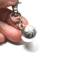 鈴 花の刻印模様 キーホルダー silver製