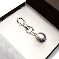 鈴 花の刻印模様 キーホルダー silver製