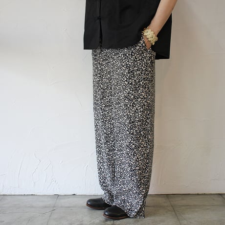 TRAVAIL MANUEL トラバイユマニュアル　ビスコースプリントワイドフレアパンツ　#ブラック、ブルー