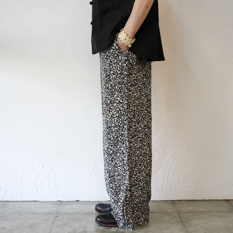 TRAVAIL MANUEL トラバイユマニュアル　ビスコースプリントワイドフレアパンツ　#ブラック、ブルー