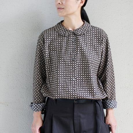 **またまた再々入荷** homspun ホームスパン　小花プリントフラットカラーブラウス　#ブラック、ベージュ、ホワイト　【送料無料】