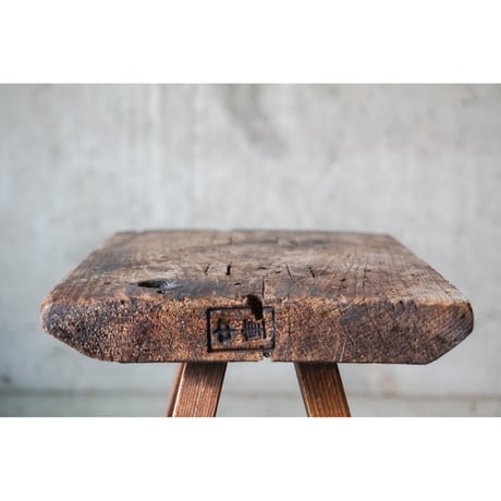 鞍掛　Wooden stand
