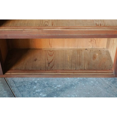 ガラス戸棚