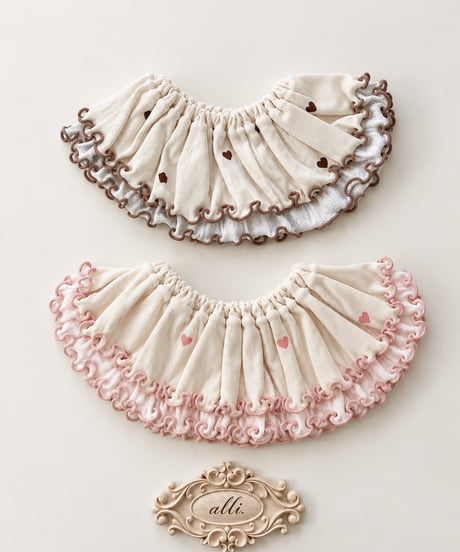 即納Heart Frill Bib