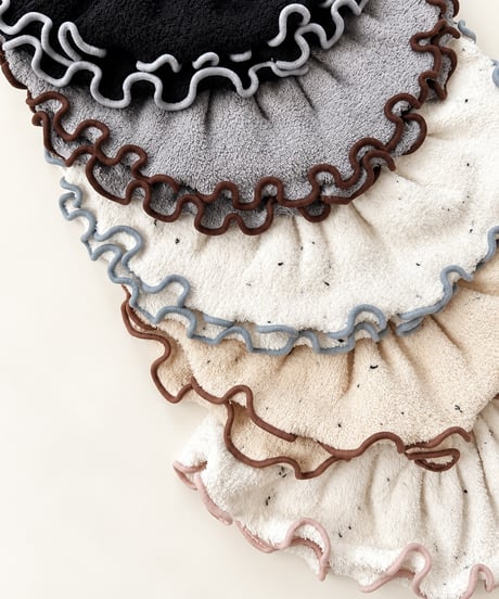 即納Piping Frill Pile Bib