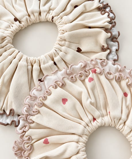 即納Heart Frill Bib