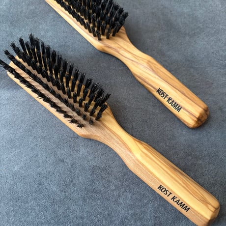 [KOSTKAMM]  Olive Wood Hair Brush with Black Boar Bristle / 21cm / オリーブウッド スレンダー型 黒猪毛ブラシ / 4117