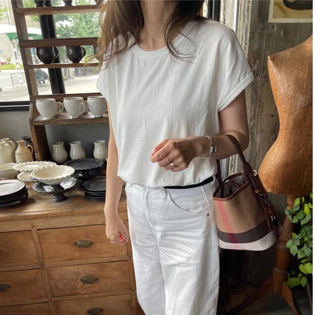 Sleeveless wide tops