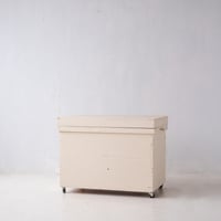 ぽってりホワイトのリペイントにガラス取手が似合う 便利なコマ付き茶箱/st.1414