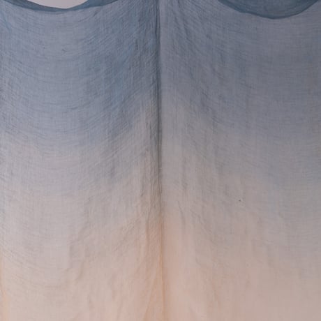 生成色から淡青へのグラデーションが美しい 麻の蚊帳生地古布 (220× 190cm)/st.1297