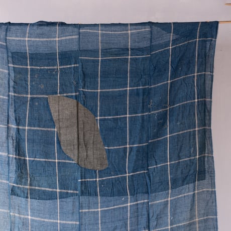 linen×indigo・繕い跡に温もりを感じる白格子柄の古布【156cm × 175cm】/st.1369
