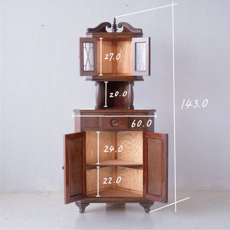 クラシカルな意匠を散りばめた 存在感あふれるコーナーキャビネット/sa.1328'C