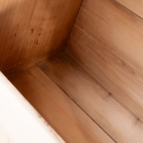 素朴な木肌と昔ながらの形に惹かれる木製の踏み台スツール/st.1464