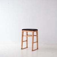 深まる秋や冬の景色にも似合う あたたかな雰囲気の角スツール/st.1403